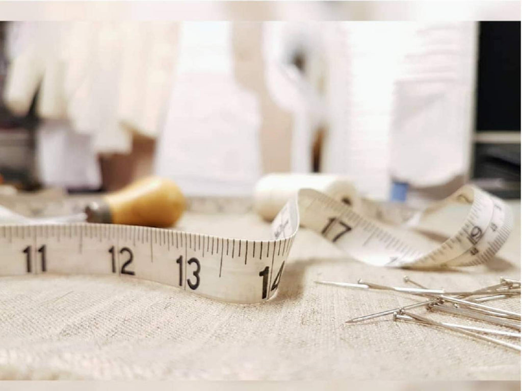GDMINLO Soft Tape Measure Double Scale Body Sewing Flexible Tailor Craft Vinyl Ruler for Weight Loss Medical Body Measurement, Has Centimetre Scale on Reverse Side 60-inch?öWhite?ä