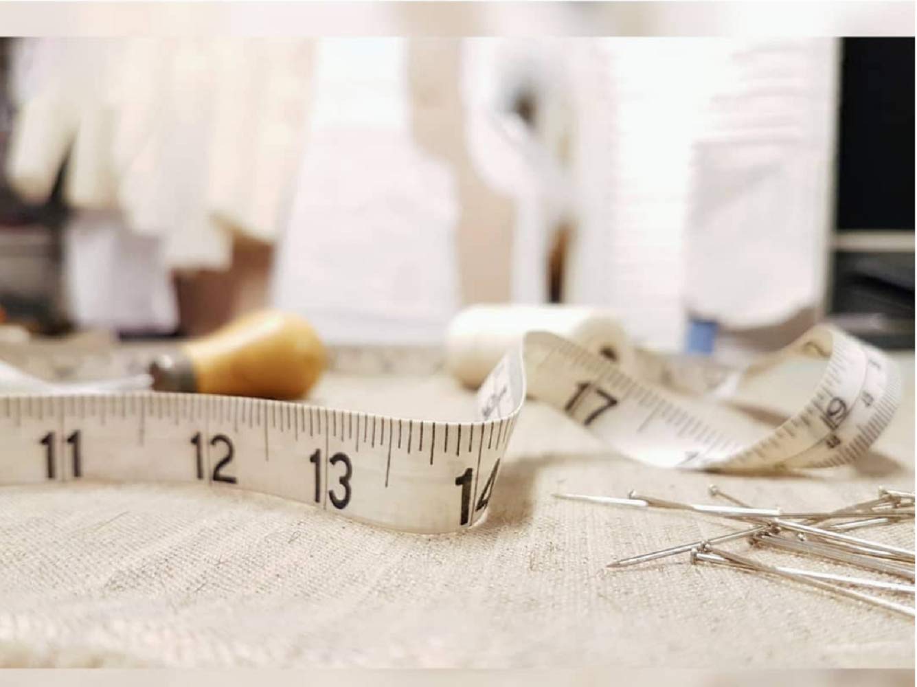 GDMINLO Soft Tape Measure Double Scale Body Sewing Flexible Tailor Craft Vinyl Ruler for Weight Loss Medical Body Measurement, Has Centimetre Scale on Reverse Side 60-inch?öWhite?ä